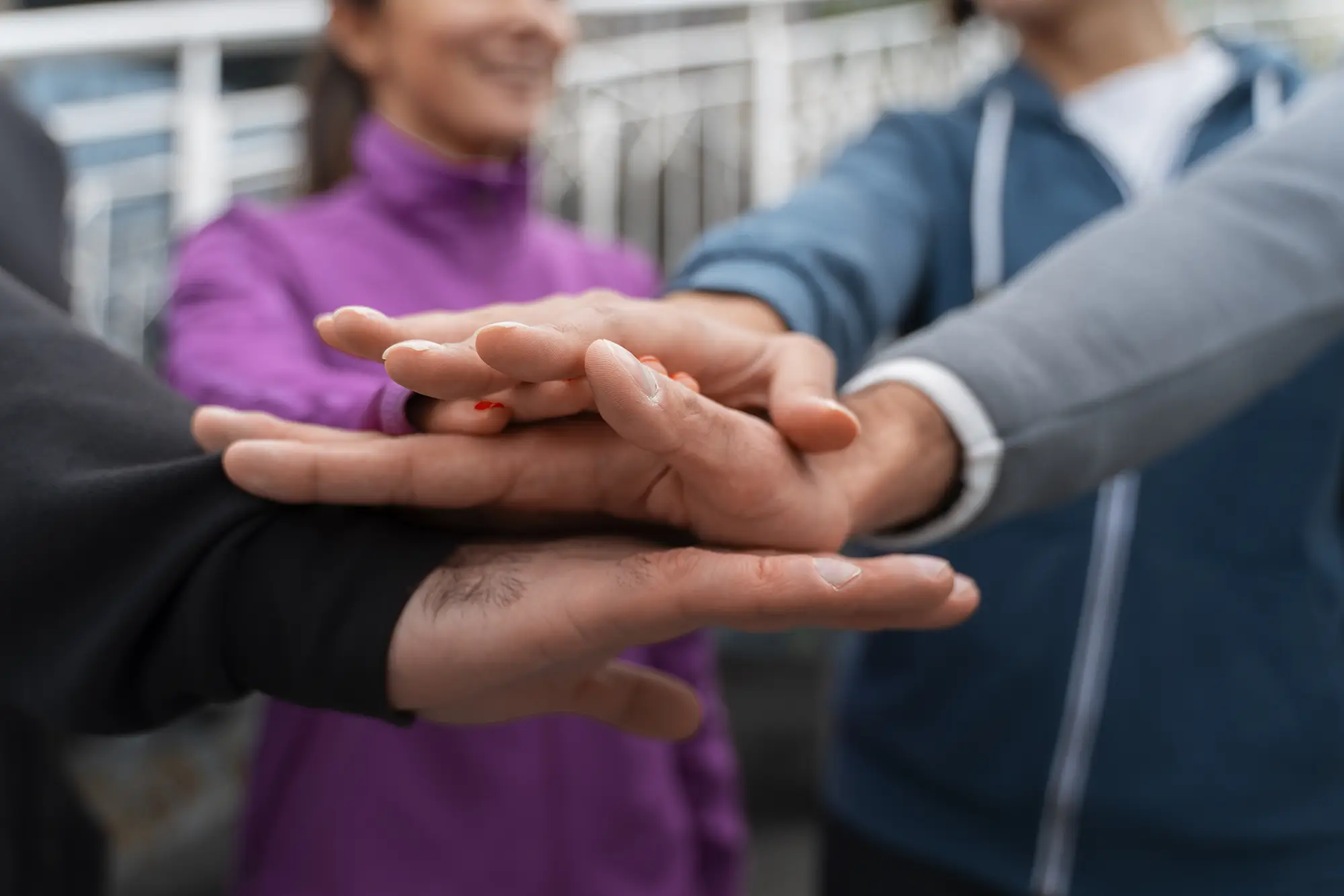 mani che si uniscono per formare un team